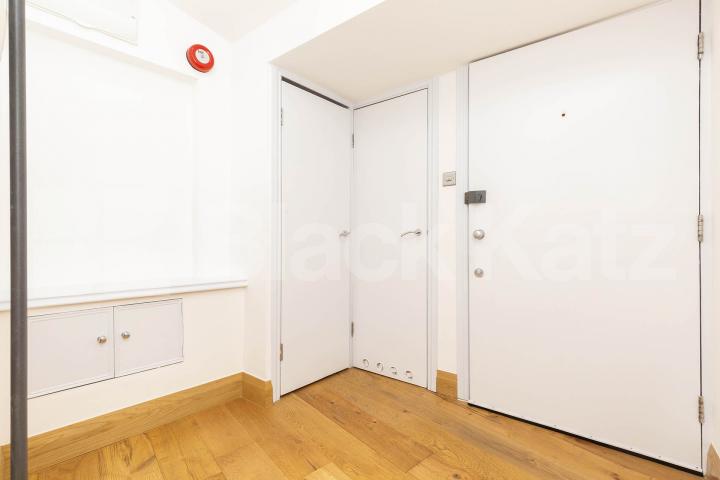 Newly refurbished stunning 2 bed flat set on the top floor of a development  Hargrave Road, Archway